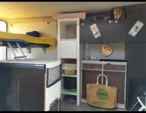 Van aménagé SANS SANITAIRES a l'intérieur sur un stationnement public